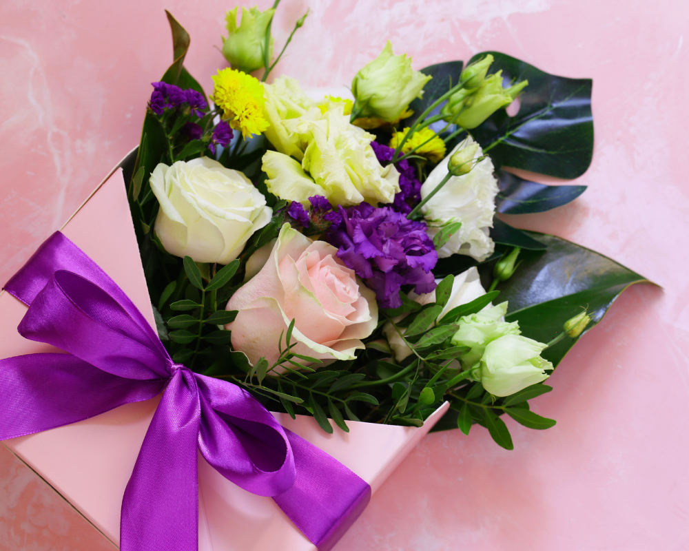 Pink roses and wild flowers lux box